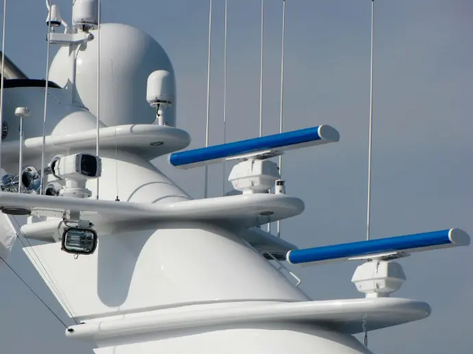 Photo de <a href="https://unsplash.com/fr/@pecko?utm_source=unsplash&utm_medium=referral&utm_content=creditCopyText">Jim Petkiewicz</a> sur <a href="https://unsplash.com/fr/photos/navire-blanc-avec-antennes-radar-et-equipement-de-navigation-1mfpqBx7zI0?utm_source=unsplash&utm_medium=referral&utm_content=creditCopyText">Unsplash</a>